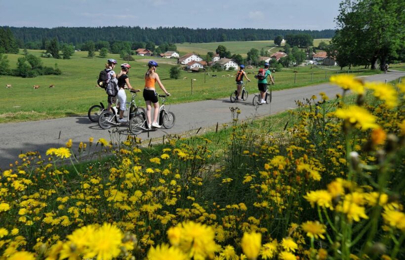 En trottinette dans les Franches-Montagnes